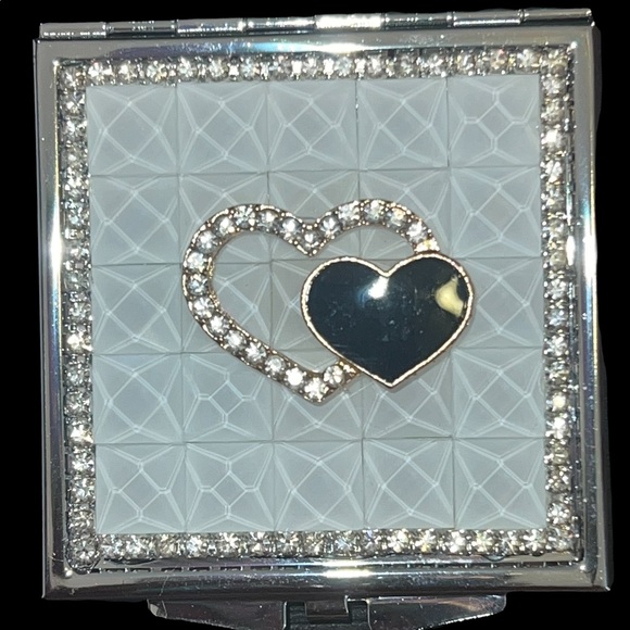 GORGEOUS CRYSTAL EMBELLISHED WHITE COMPACT WITH DOUBLE HEARTS - Picture 2 of 6